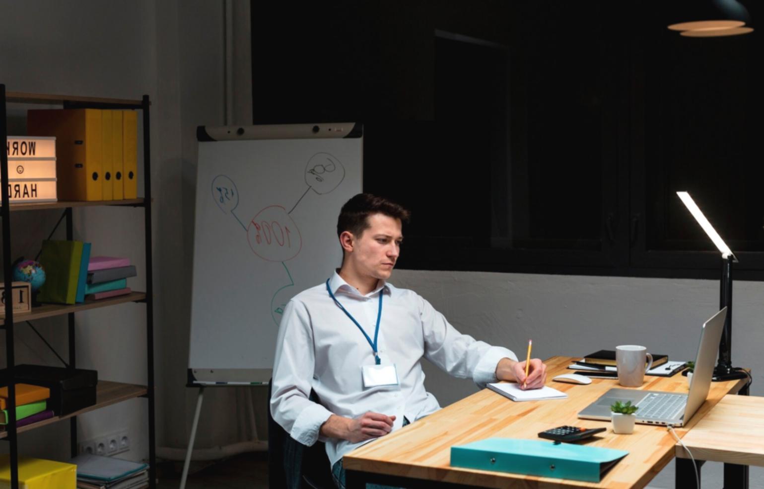 Equipo de lyranexivo trabajando en análisis financiero colaborativo en oficinas de Barcelona